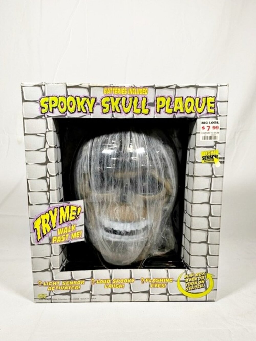 Vintage Halloween Laughing Flashing Eyes Light Sensor Spooky Skull Wall Plaque